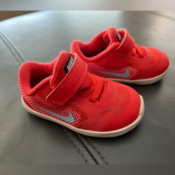 Toddler Nike shoes - Picture 1 of 6